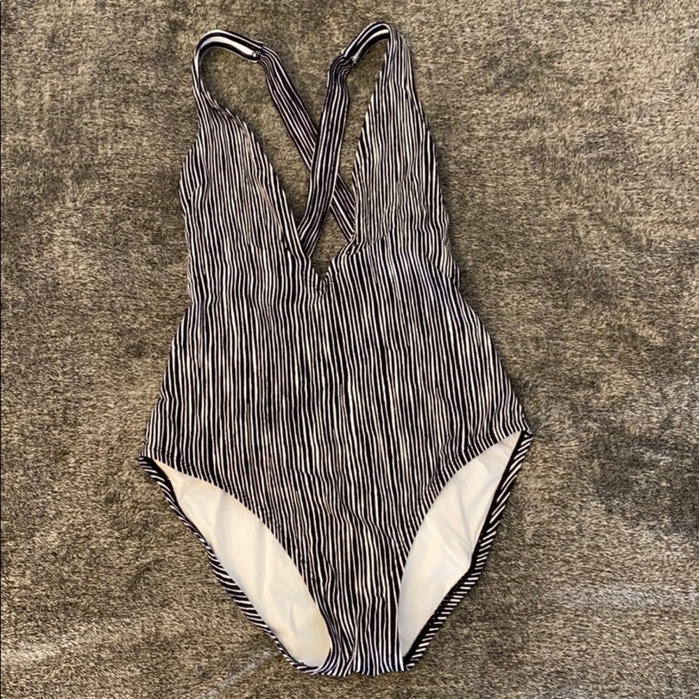 La Blanca new without tags deep v swimsuit sz 4